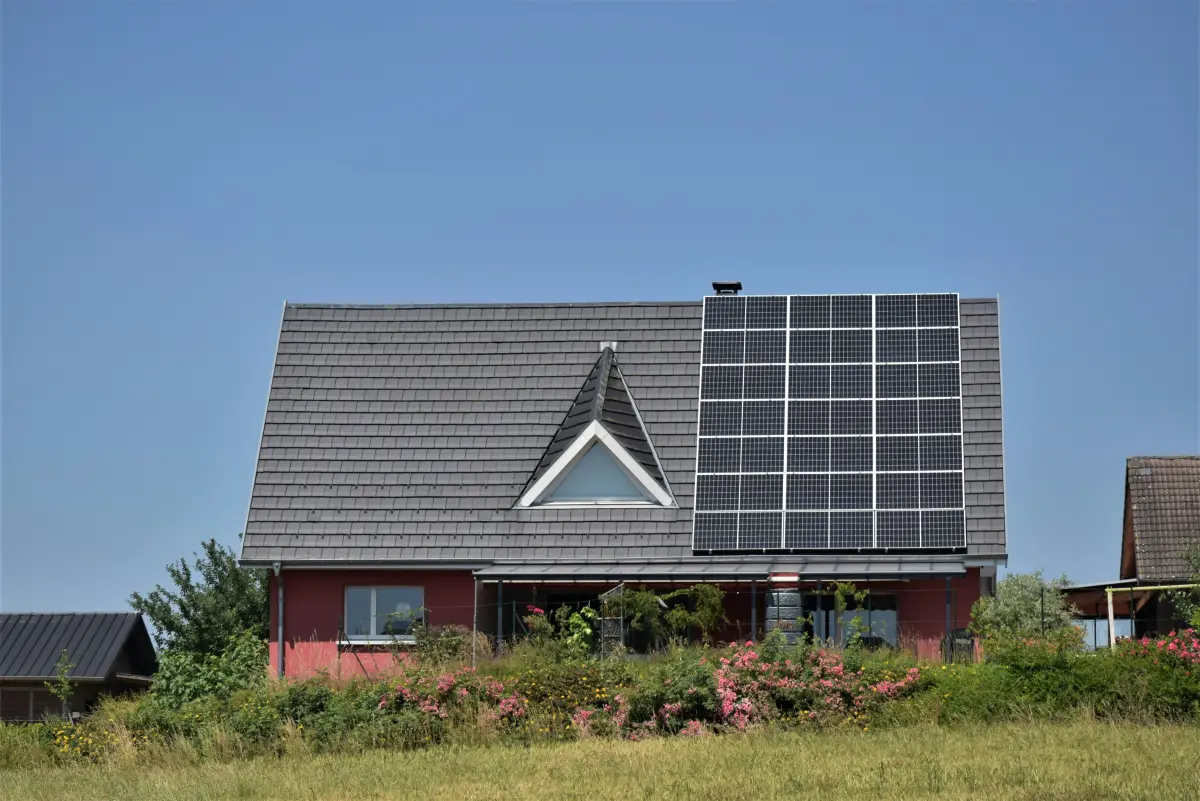 Casa con impianto fotovoltaico